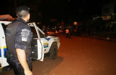 Homem tresloucado, com arma de fogo em punho provoca terror em bairro da capital e é morto pela polícia