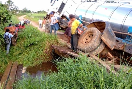 Ponte desaba durante travessia de caminhão leiteiro na zona rural