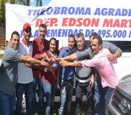 Deputado Edson Martins participa da entrega de veículos em Theobroma