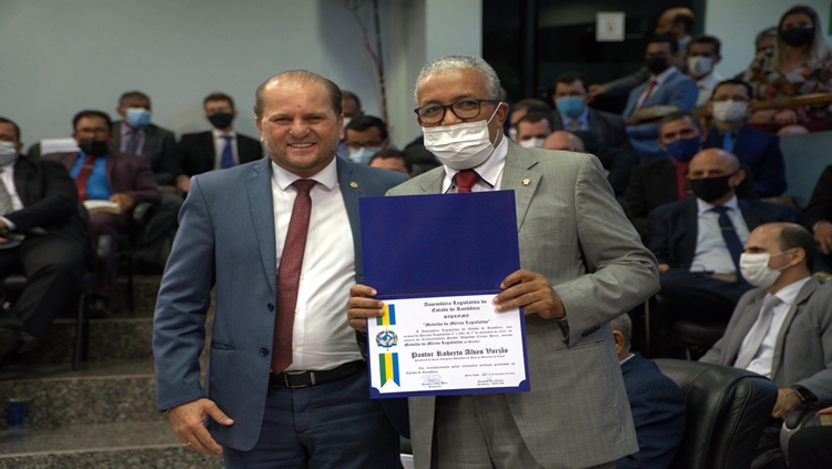 MÉRITO LEGISLATIVO: Deputado Cirone Deiró homenageia pastor Roberto Varjão com Medalha