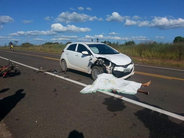 Motoqueiro morre após colidir com dois veículos