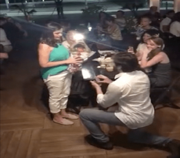 Mulher rejeita pedido de casamento em restaurante lotado - VÍDEO