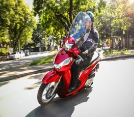 Honda lança linha 2017 do scooter SH 300i a partir de R$ 20.990