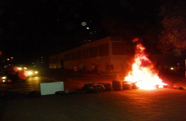 PROTESTO – Comunidade do bairro Mato Grosso bloqueia via principal e ateia fogo em pneus – Fotos e vídeo