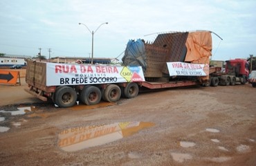 Carreta com peça de usina de 60 toneladas atola em trecho critico da região dos viadutos - FOTOS