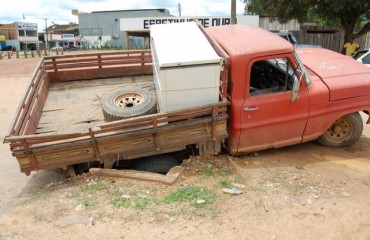 CUJUBIM – Buraco da prefeitura engole caminhonete - Fotos