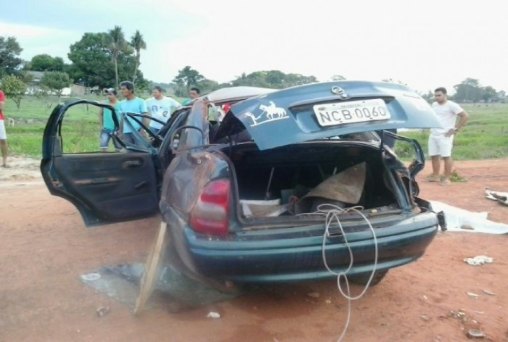 Mãe e dois filhos menores morrem após carro capotar na saída de balneário