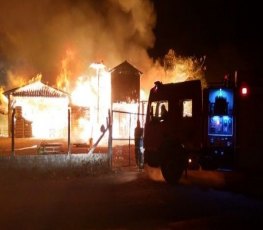 Incêndio de grandes proporções atinge fábrica de cabo de vassouras 