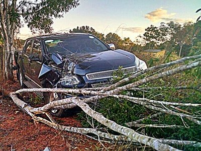 Motorista sai da pista após ser fechada por carreta