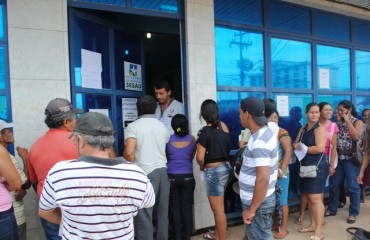 PENÚRIA – Pacientes de todo o estado esperam horas para marcar consulta em frente ao prédio da SESAU