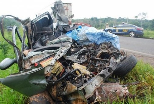 Casal de idosos morre ao bater de frente com carreta na BR-174