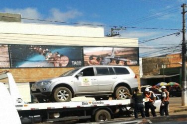 Veículo oficial irregular é guinchado pelo DETRAN