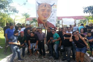 PROTESTO – Manifestantes cobram explicações por promessas não cumpridas pelo prefeito Mauro Nazif 