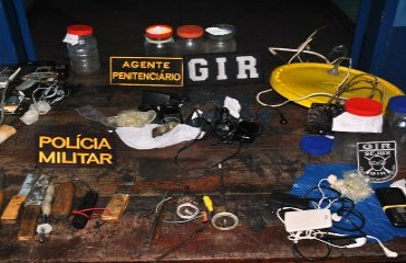 Agentes do GIR desmontam alambique artesanal que funcionava dentro de presídio