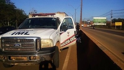 Motociclista morre ao bater em mureta de concreto na BR 364
