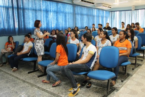 Estudantes do Jovem Gonçalves Vilela visitam a Câmara