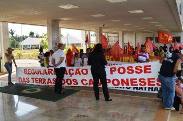 Integrantes da Liga dos Camponeses protestam em frente ao SIPAM - VÍDEO