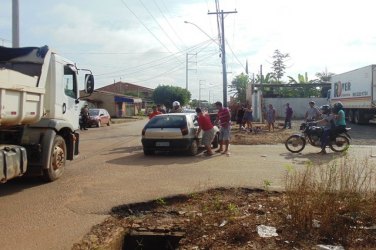 CAOS NO TRÂNSITO - Motorista avança cruzamento, provoca forte colisão e joga carro em 'buraco'