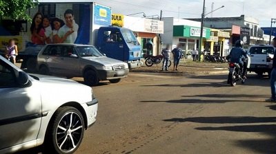 Mulher fica ferida após se envolver em acidente com carro