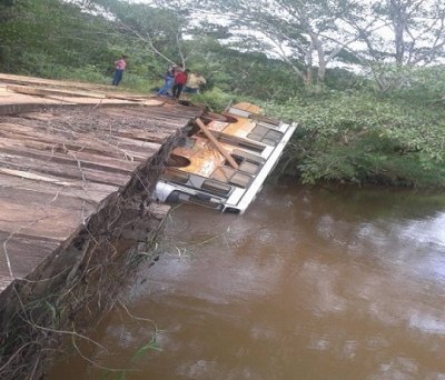 Ônibus escolar cai de ponte sobre o rio São Domingos