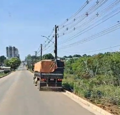 CENAS DA CIDADE: Homens flagrados descartando lixo em local inapropriado 