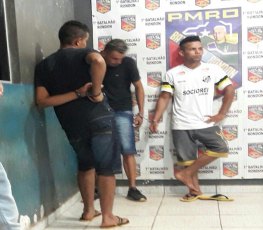 FLAGRANTE: Trio é preso com arma e droga em veículo