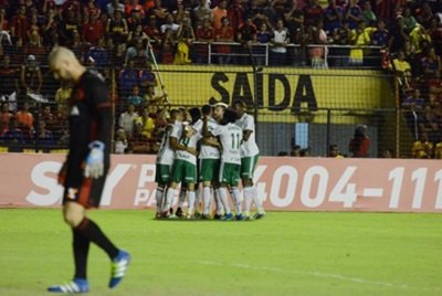 Palmeiras ganha fora de casa e se isola na liderança