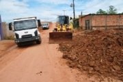 Bairro da Zona Sul da capital recebe asfaltamento com novo maquinário da prefeitura