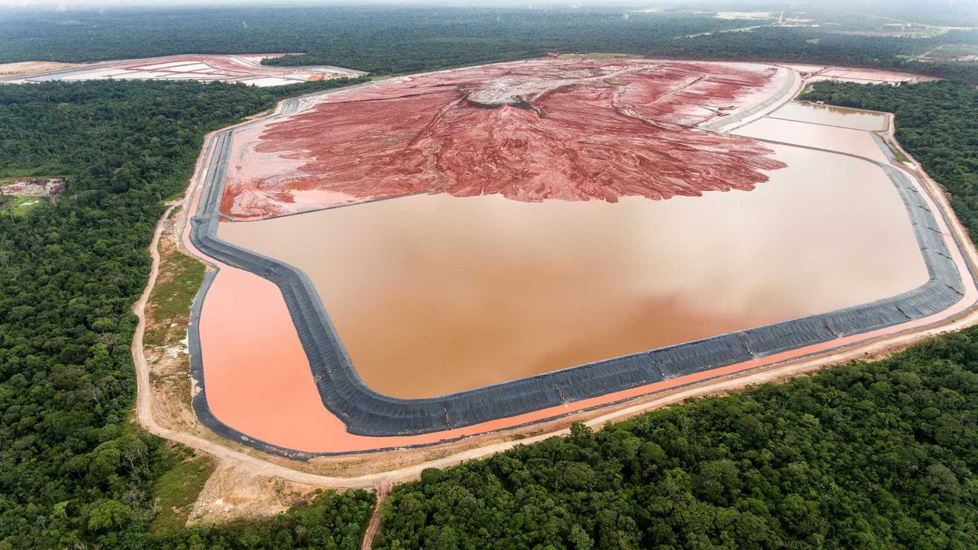 Após transbordo de rejeitos tóxicos, Justiça veta produção a mineradora