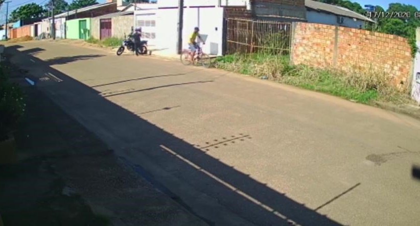 VEJA O VÍDEO: Ladrões são filmados furtando moto em plena luz do dia