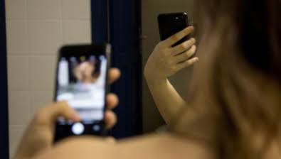 NUDES: Fotos vazam em grupos de Whatsapp da capital e mulher denuncia ex-namorado