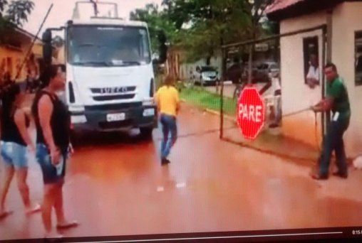 PROTESTO - Moradores colocam corrente e fecham portão de secretária para cobrar obras