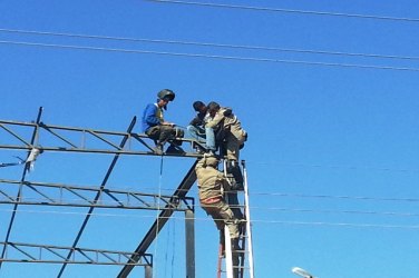 Trabalhador sofre descarga elétrica em estrutura metálica e fica em estado grave - VÍDEO