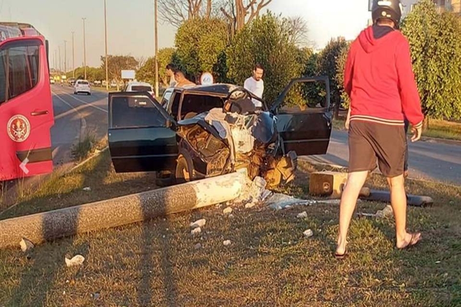 NA ROTATÓRIA: Motorista fratura as pernas ao atingir poste de concreto na BR 364