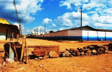 Comerciantes e moradores do bairro Ulisses Guimarães fazem nova barricada em protesto contra paralisação de obra da Prefeitura – Confira fotos