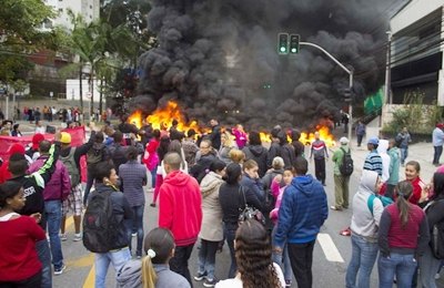 Movimentos fazem protestos contra impeachment de Dilma Rousseff