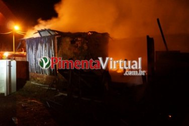 Residência é completamente destruída por incêndio