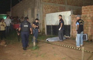 EXECUÇÃO - Jovem é executado a tiros de pistola em rodinha de amigos