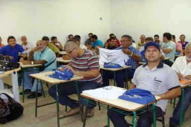 Taxistas participam de curso de capacitação oferecido pelo Detran