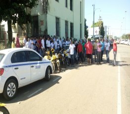 VIDEO - Taxistas e mototaxistas fazem protesto contra o Uber - FOTOS
