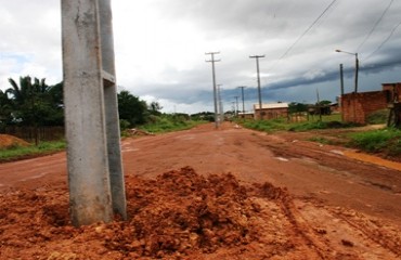 Postes de energia são colocados no meio de avenida na capital sem qualquer sinalização – Confira fotos