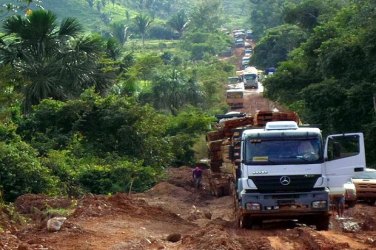 Buraco em estrada isola distrito de Nova Dimensão