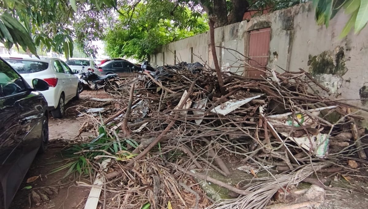 ZELADORIA: Entulho ocupa entorno da Escola Marechal Castelo Branco em Porto Velho