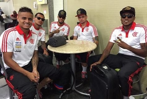 Jogadores do Flamengo são afastados após festa com mulherada e bebedeira