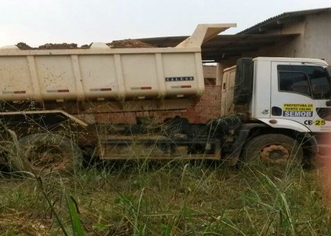 Caçamba da SEMOB é flagrada fazendo serviço particular