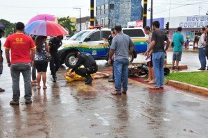 Motociclista ferida em acidente após cruzar semáforo no vermelho