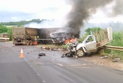 Acidente entre carreta e caminhonete deixa uma vítima fatal