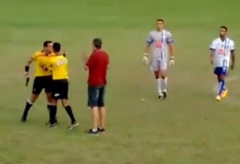 Árbitro se diz ameaçado e saca revólver durante partida de futebol - VÍDEO