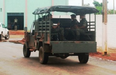 VILHENA - Homens do exército chegam para garantir a segurança da população