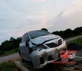 Carro capota várias vezes após carreta ultrapassar em local proibido na BR-364